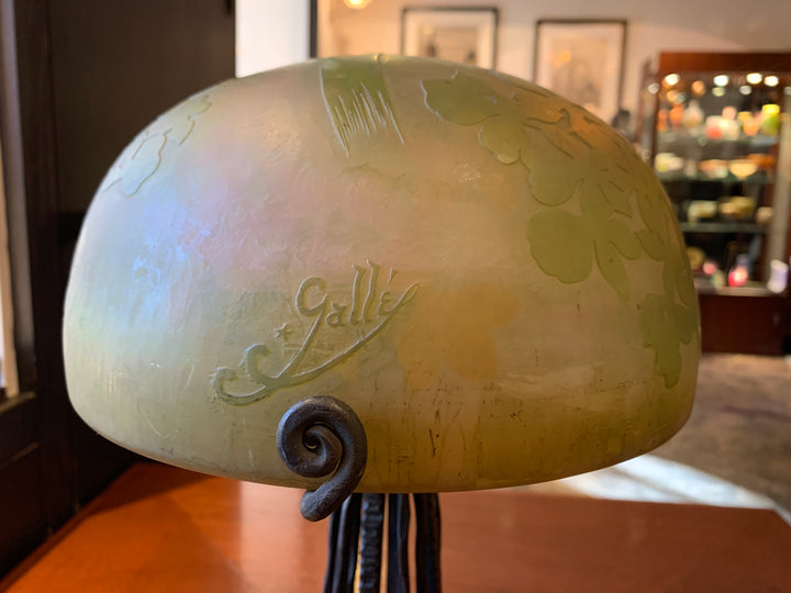 エミールガレ　シュガーパインの葉のアンティークテーブルランプ（アールヌーボー時代）のサイン