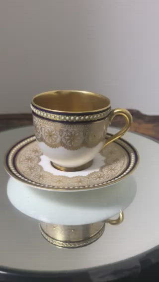 ロイヤルウースタージャポニズム　金彩の家紋とジュエルのデミタスカップ＆ソーサー