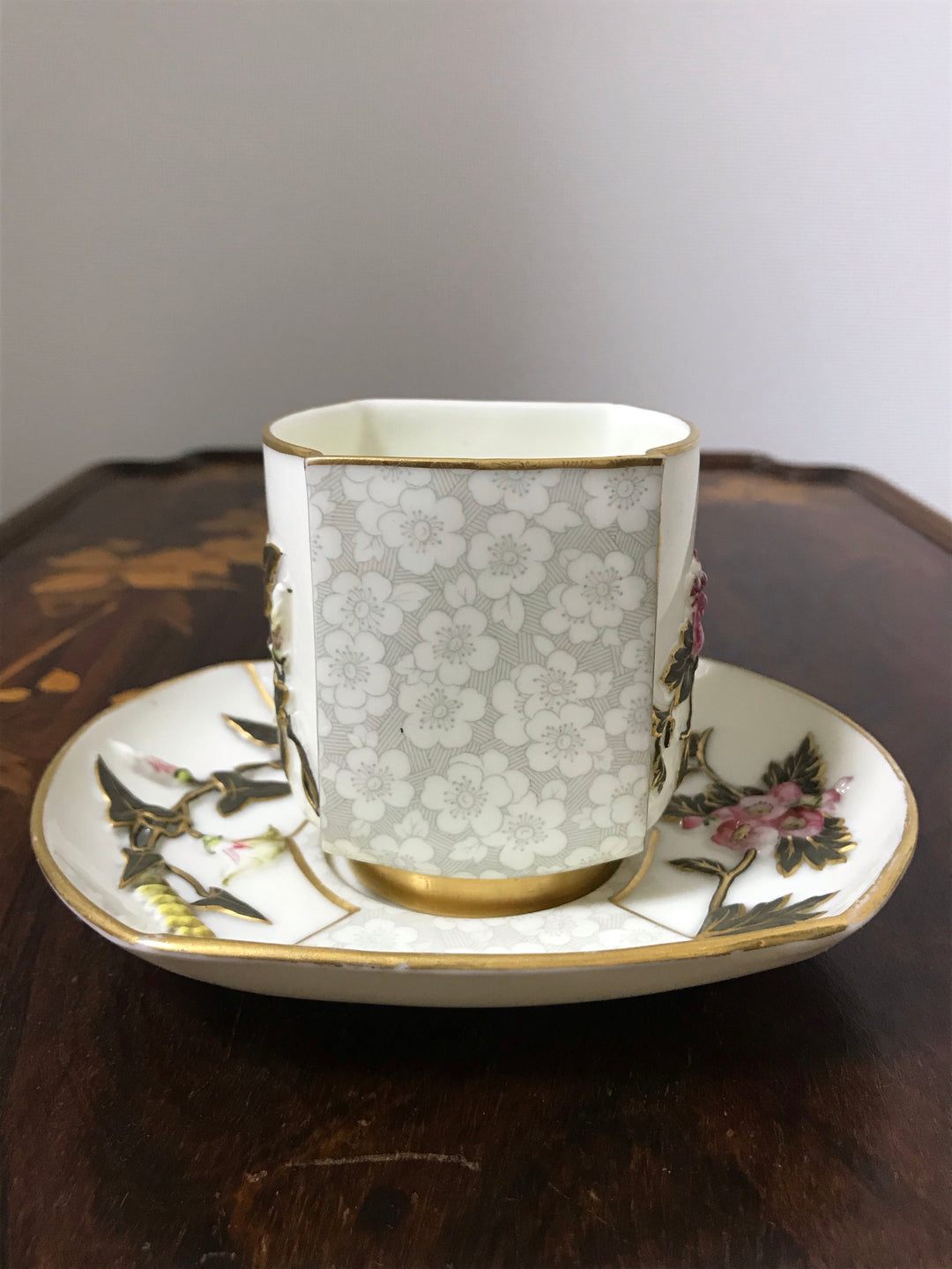 ロイヤルウースター　ジャポニズム　手描き 浮き彫りの花・小麦・金色の縁取り　ティーカップ＆ソーサー