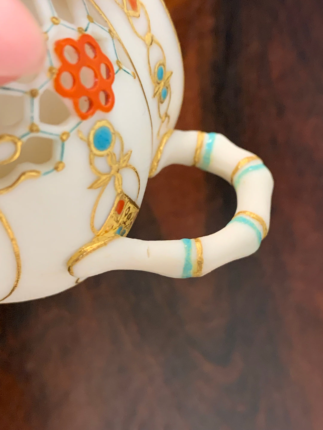 ロイヤルウースター　透かし技法（ピアス技法）のデミタスカップ　パリアン磁器