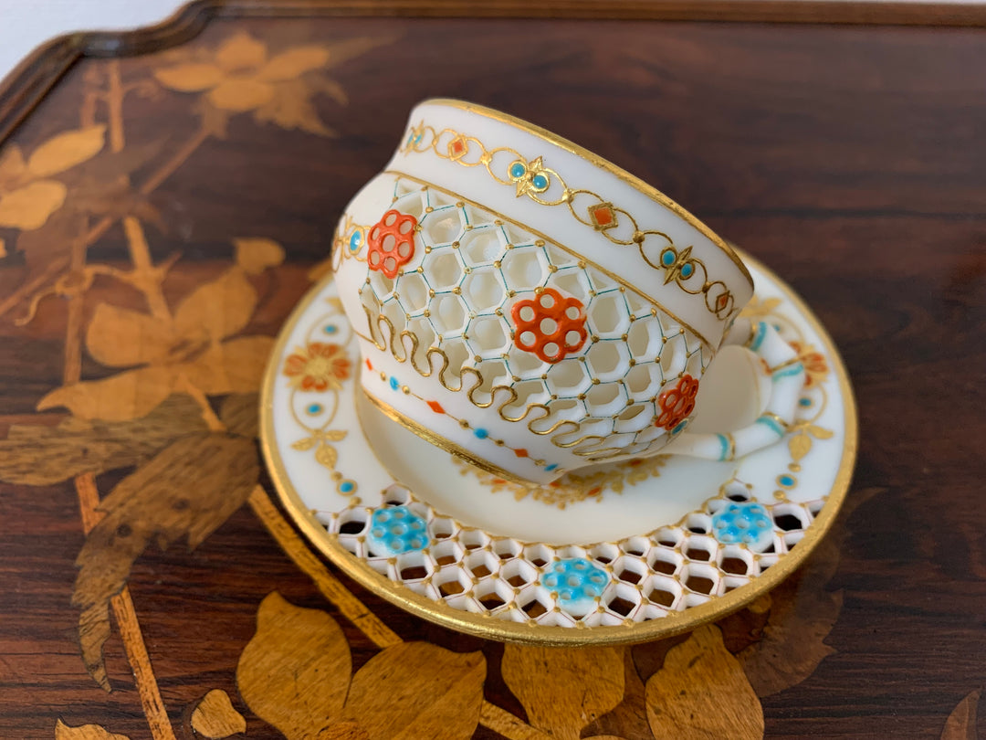 ロイヤルウースター　透かし技法（ピアス技法）のデミタスカップ　パリアン磁器