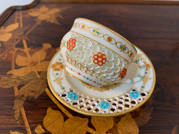 ロイヤルウースター　透かし技法（ピアス技法）のデミタスカップ　パリアン磁器