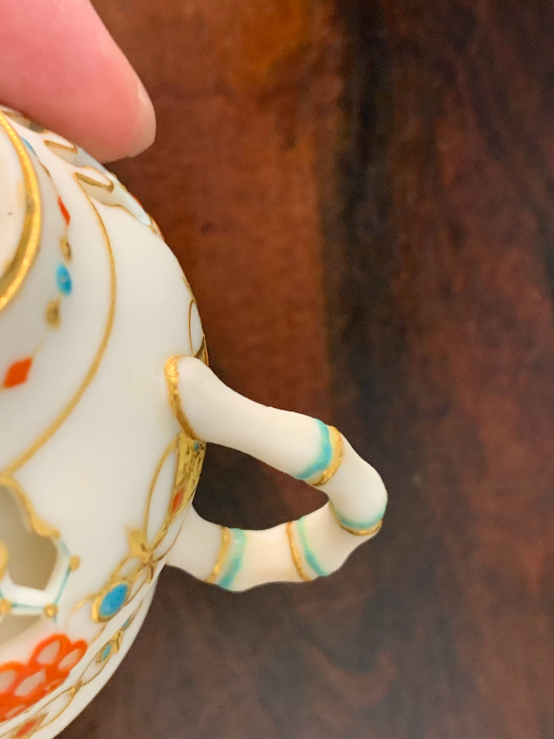 ロイヤルウースター　透かし技法（ピアス技法）のデミタスカップ　パリアン磁器