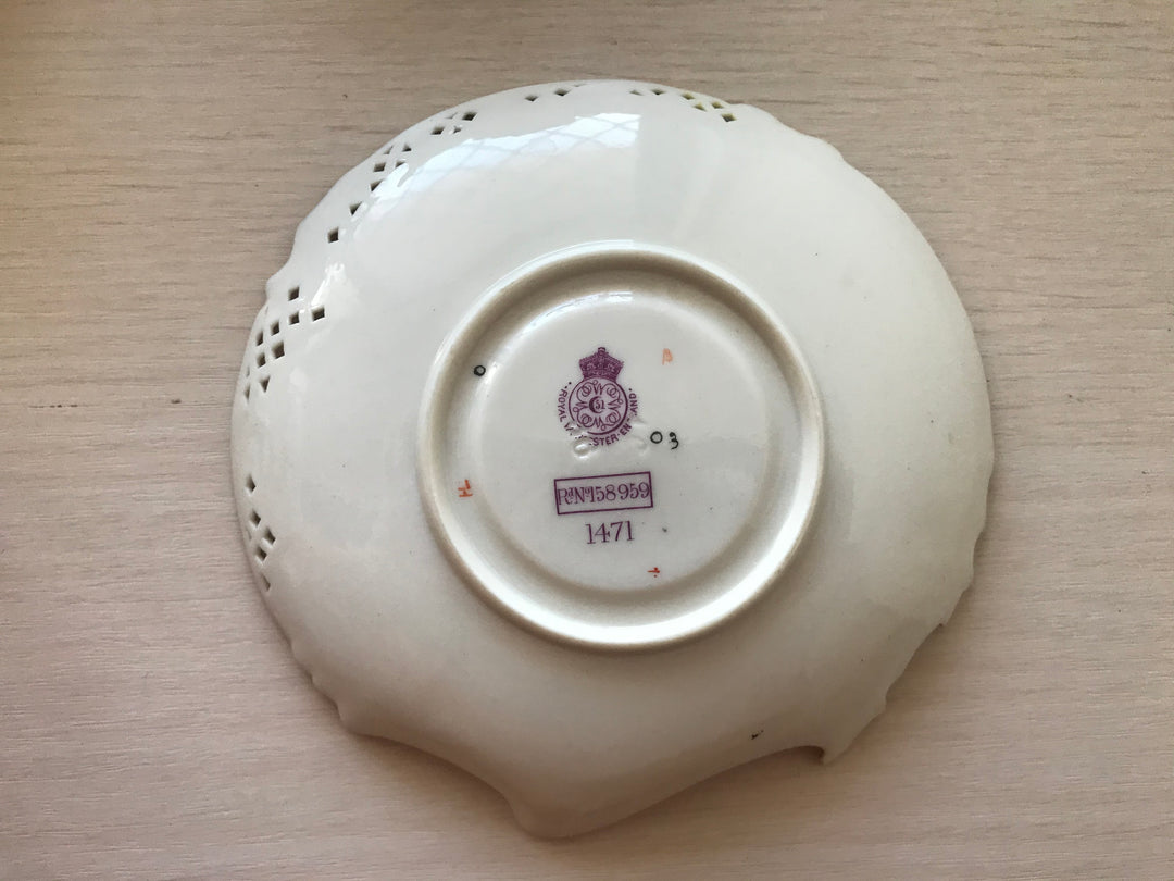 1890年代　アンティーク　ロイヤルウースター　アールヌーヴォーブラッシュアイボリー　網目模様　手描き絵付け　カップとソーサーのセット