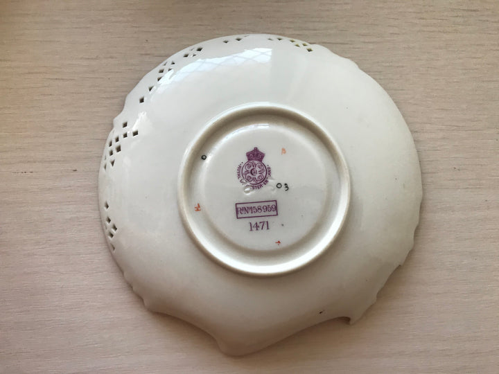 1890年代　アンティーク　ロイヤルウースター　アールヌーヴォーブラッシュアイボリー　網目模様　手描き絵付け　カップとソーサーのセット