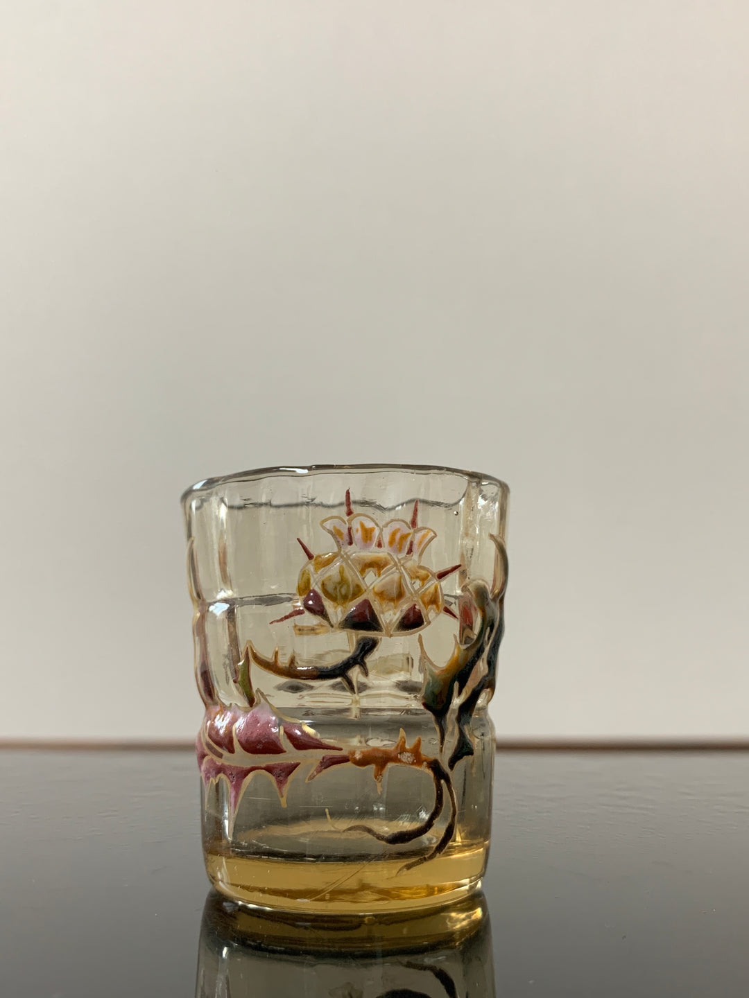 エミールガレの初期作品　エナメルガラスが使われたアザミのリキュールグラス