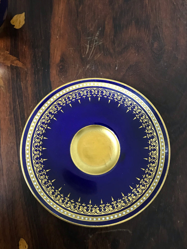 ロイヤルウースター セーブルの青と金彩とジュエルのデミタスカップ