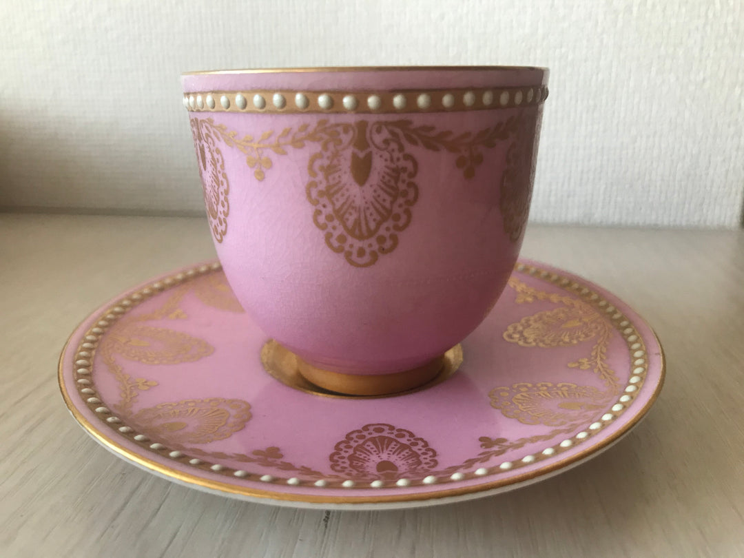 ロイヤルウースター　ピンク下地に白いジュエルのデミタスカップ＆ソーサー