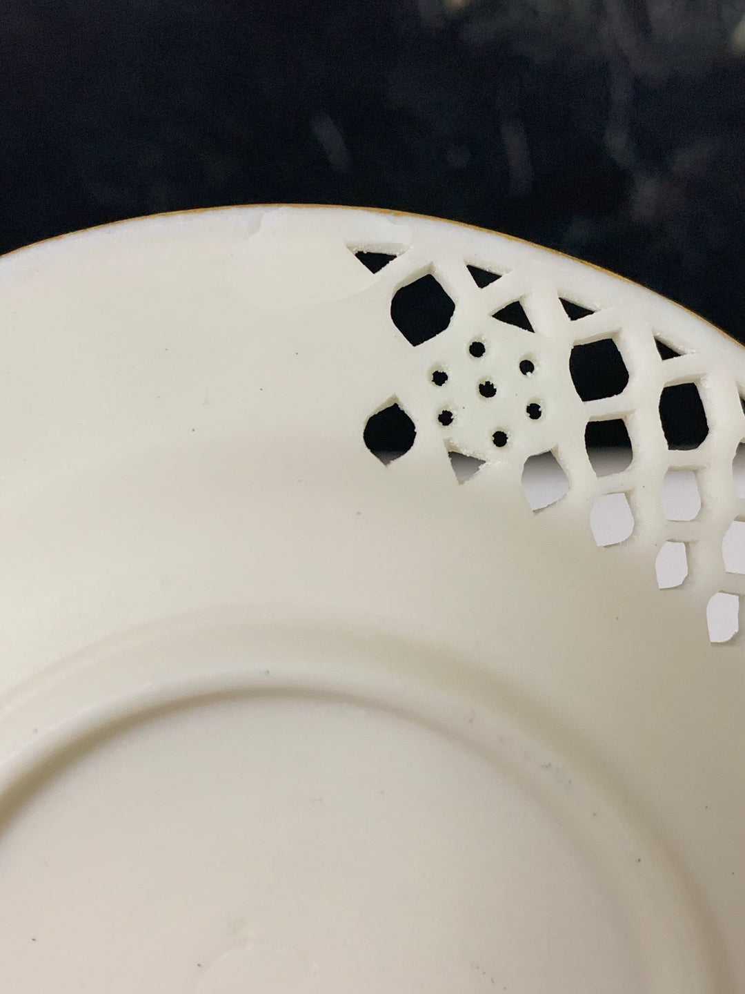 ロイヤルウースター　透かし技法（ピアス技法）のデミタスカップ　パリアン磁器