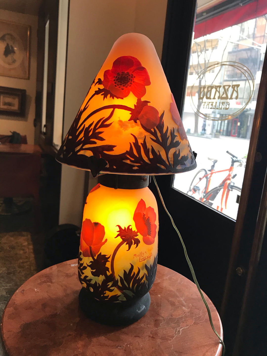 ミューラー兄弟　アネモネの花のテーブルランプ