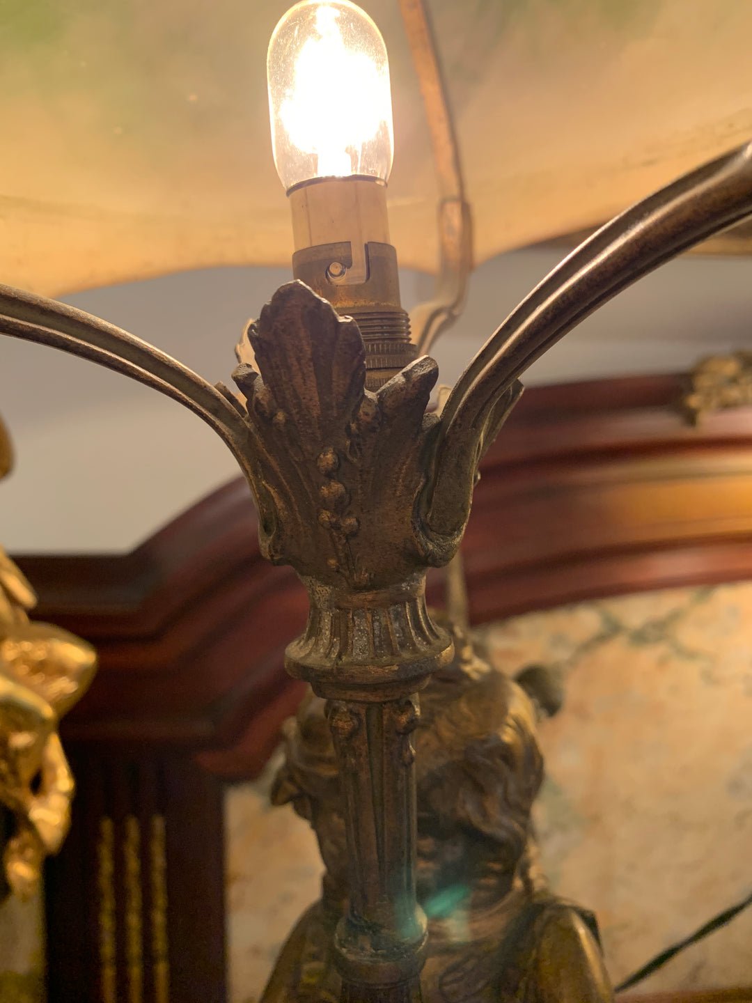 エミールガレ　少女が傘をさしたブロンズランプ（スターガレの時代）