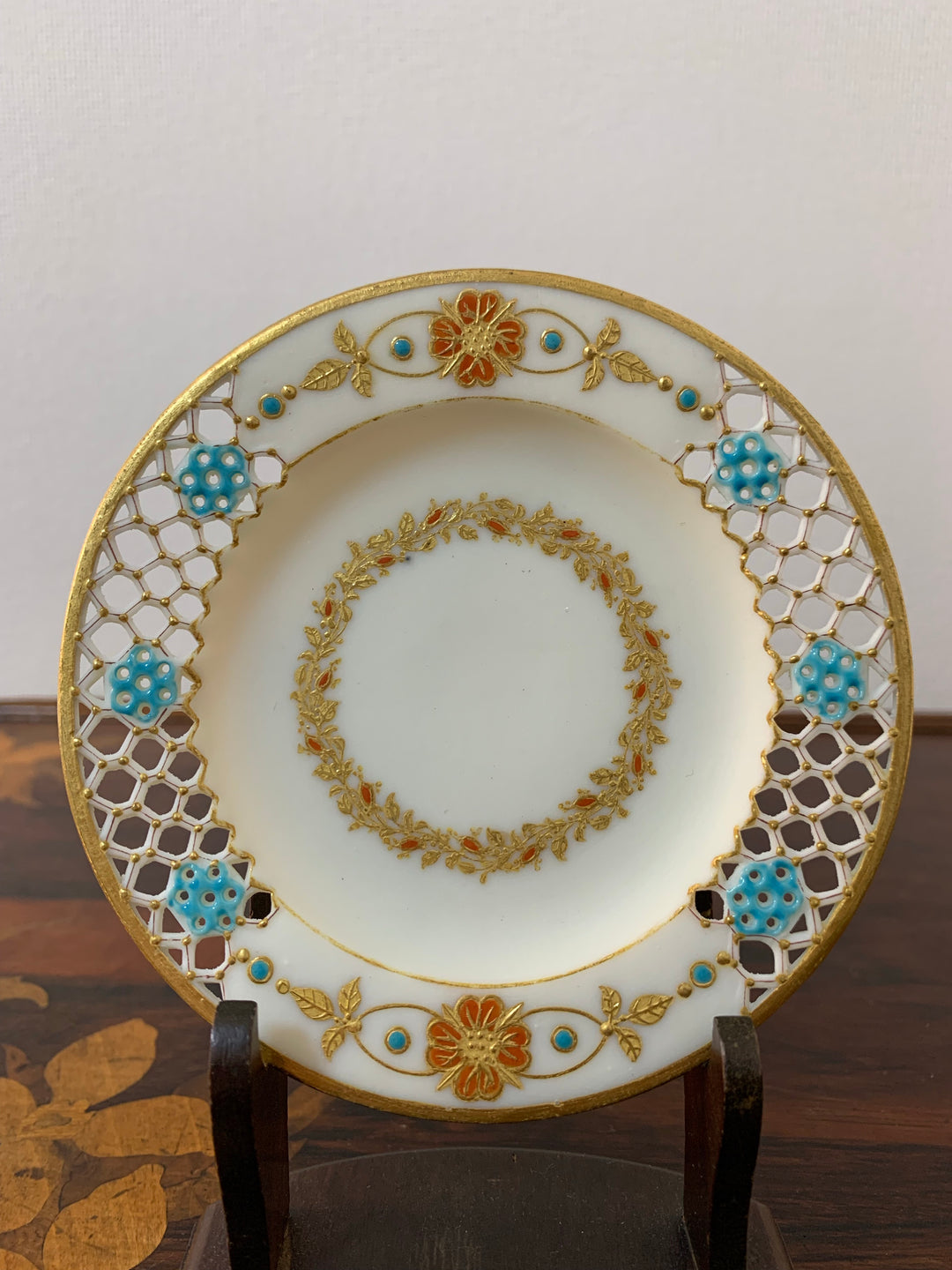 ロイヤルウースター　透かし技法（ピアス技法）のデミタスカップ　パリアン磁器