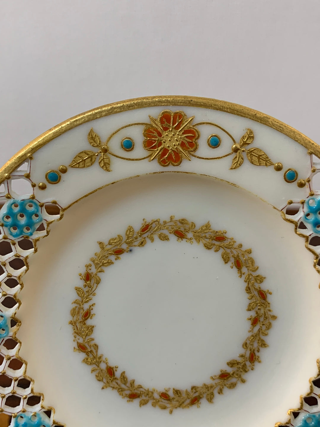 ロイヤルウースター　透かし技法（ピアス技法）のデミタスカップ　パリアン磁器