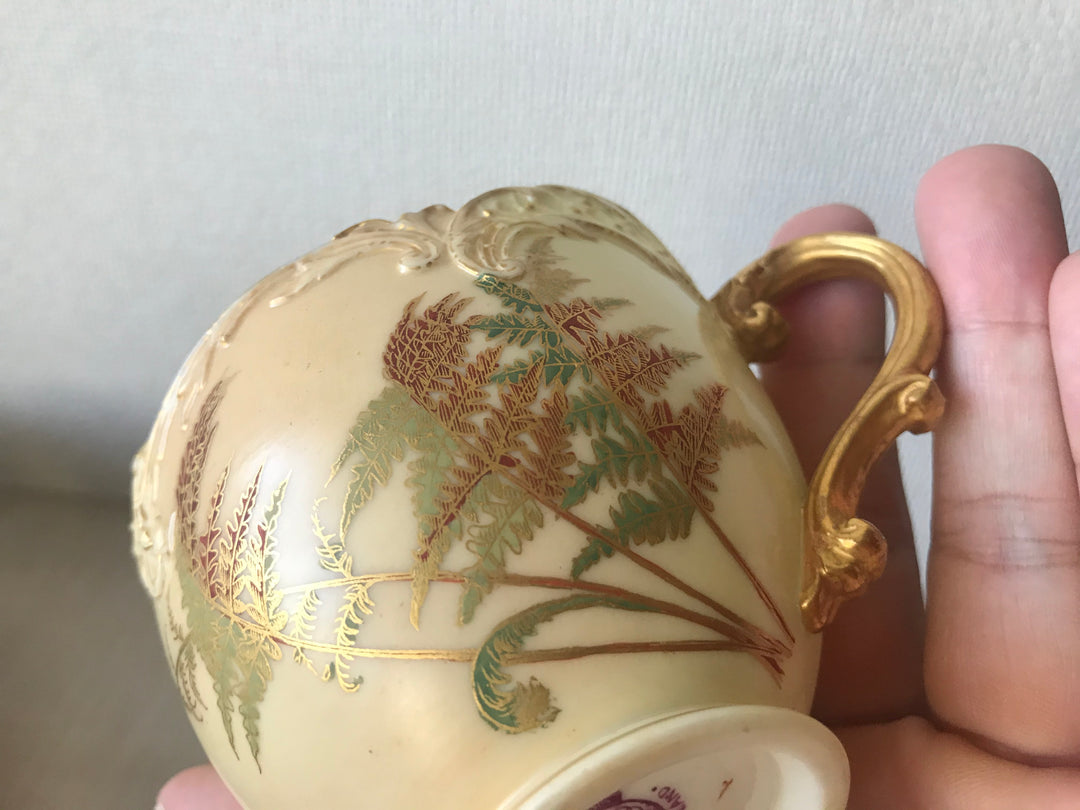 1890年代　アンティーク　ロイヤルウースター　アールヌーヴォーブラッシュアイボリー　網目模様　手描き絵付け　カップとソーサーのセット