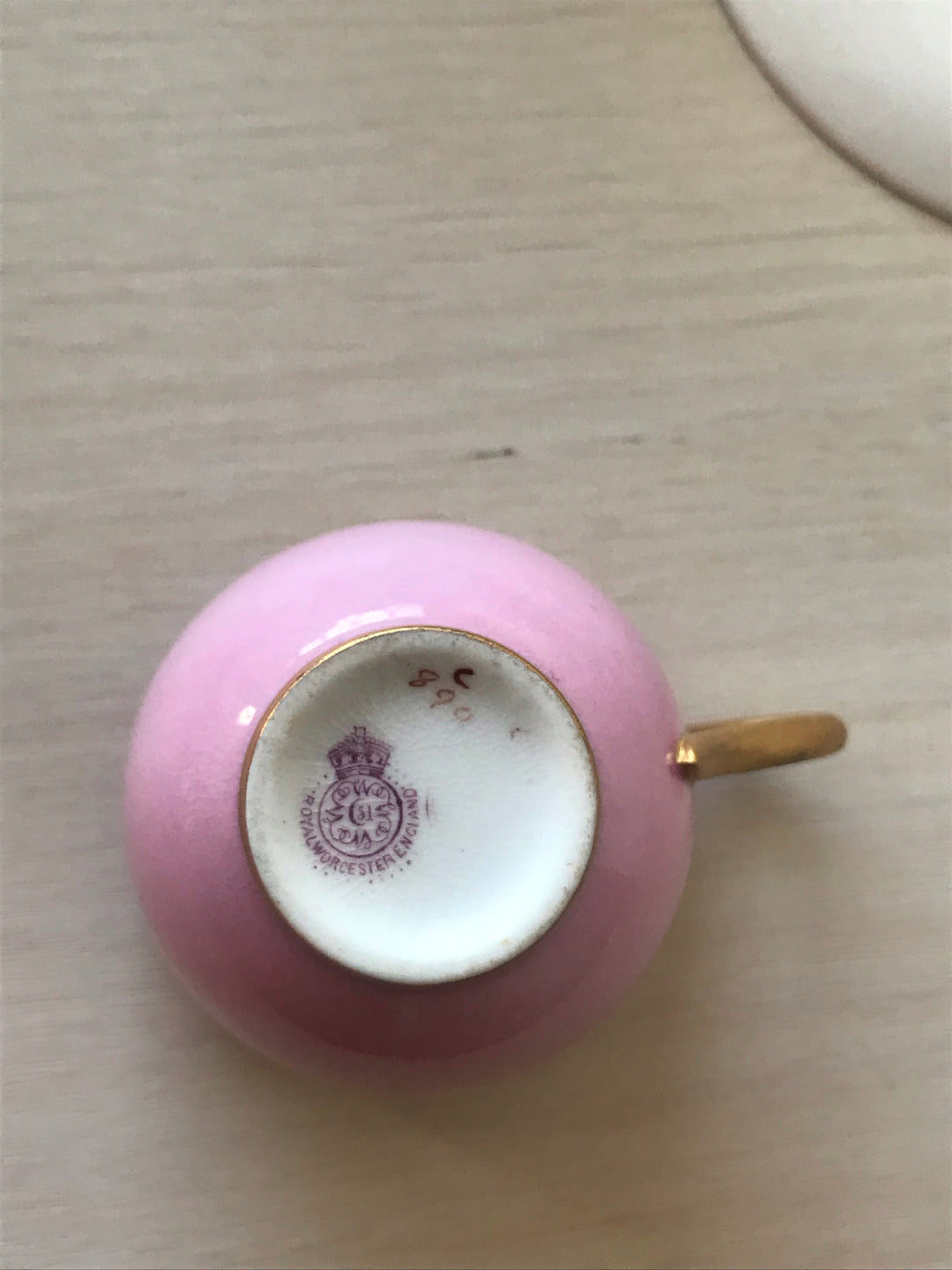 ロイヤルウースター　ピンク下地に白いジュエルのデミタスカップ＆ソーサー