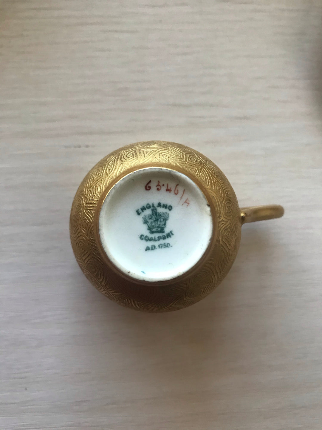 コールポート　幾何学模様が描かれた全体ゴールドのデミタスカップ＆ソーサー