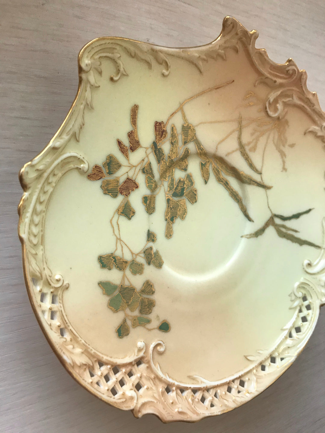 1890年代　アンティーク　ロイヤルウースター　アールヌーヴォーブラッシュアイボリー　網目模様　手描き絵付け　カップとソーサーのセット