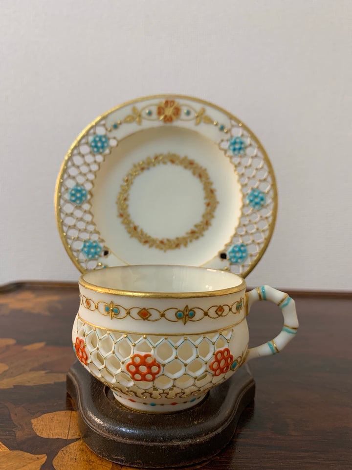 ロイヤルウースター　透かし技法（ピアス技法）のデミタスカップ　パリアン磁器