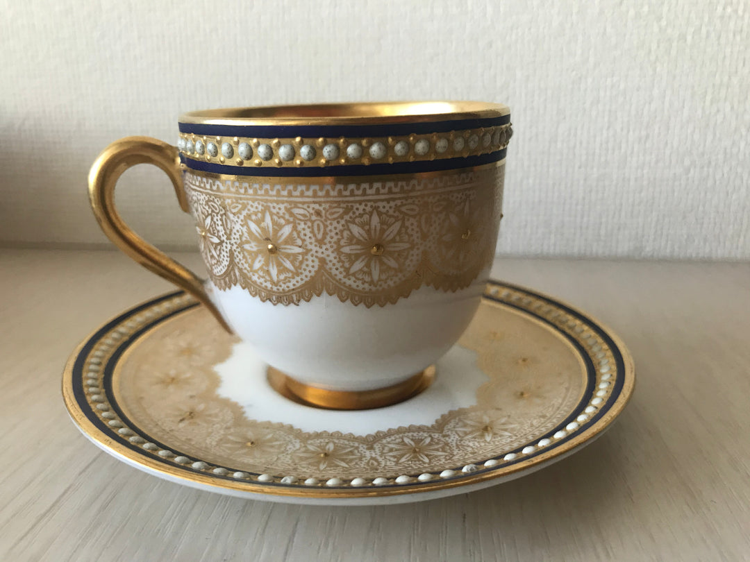 ロイヤルウースタージャポニズム　金彩の家紋とジュエルのデミタスカップ＆ソーサー