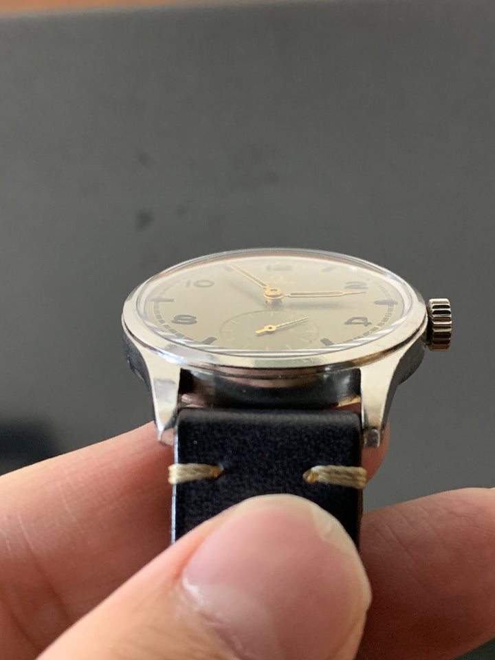 ヴィンテージ　オメガ　スウェーデン向けグレーダイヤル腕時計