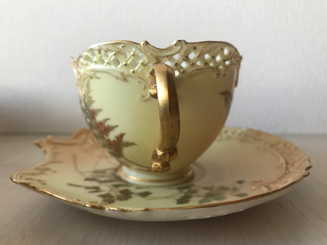 1890年代　アンティーク　ロイヤルウースター　アールヌーヴォーブラッシュアイボリー　網目模様　手描き絵付け　カップとソーサーのセット