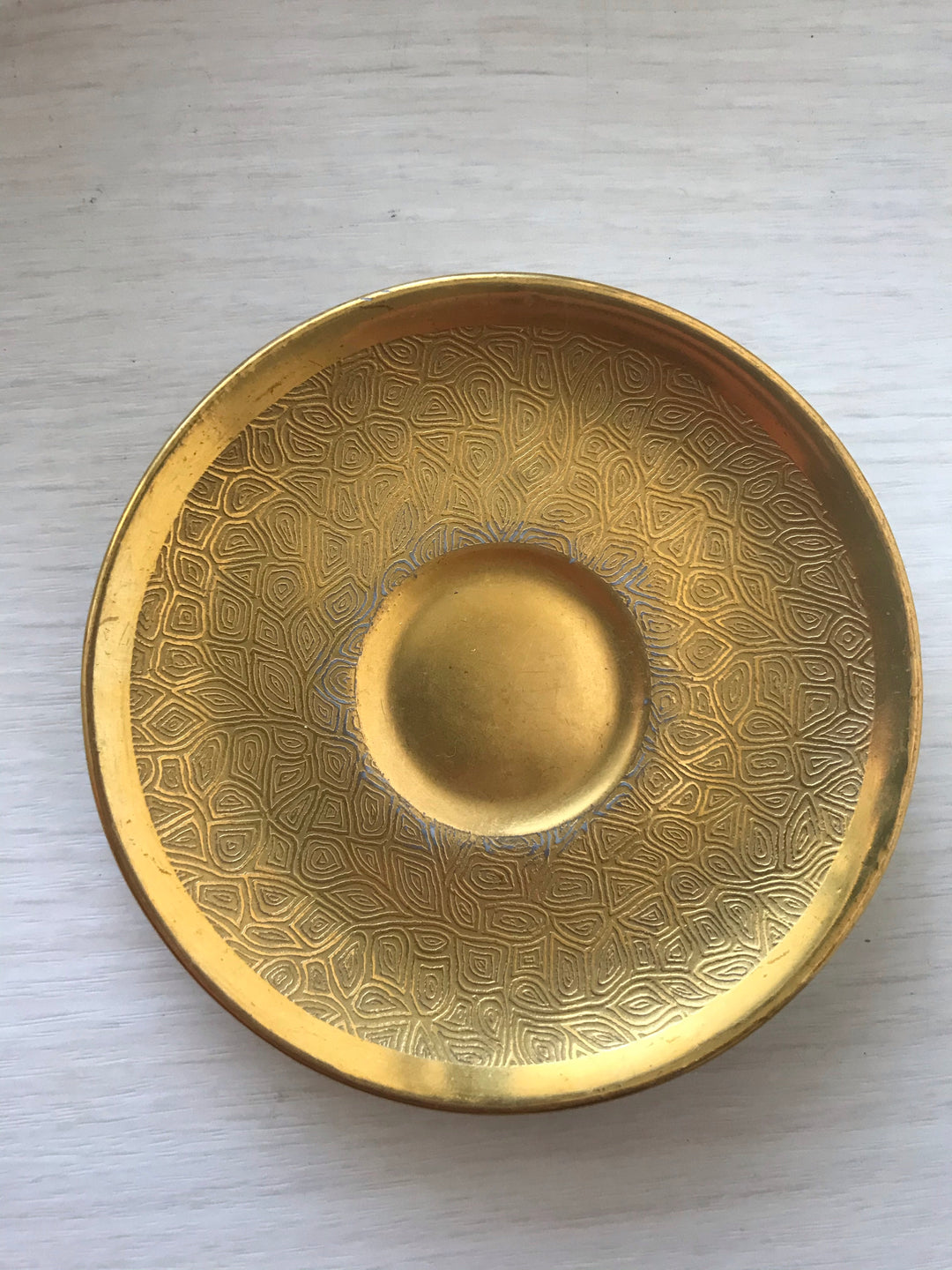 コールポート　幾何学模様が描かれた全体ゴールドのデミタスカップ＆ソーサー