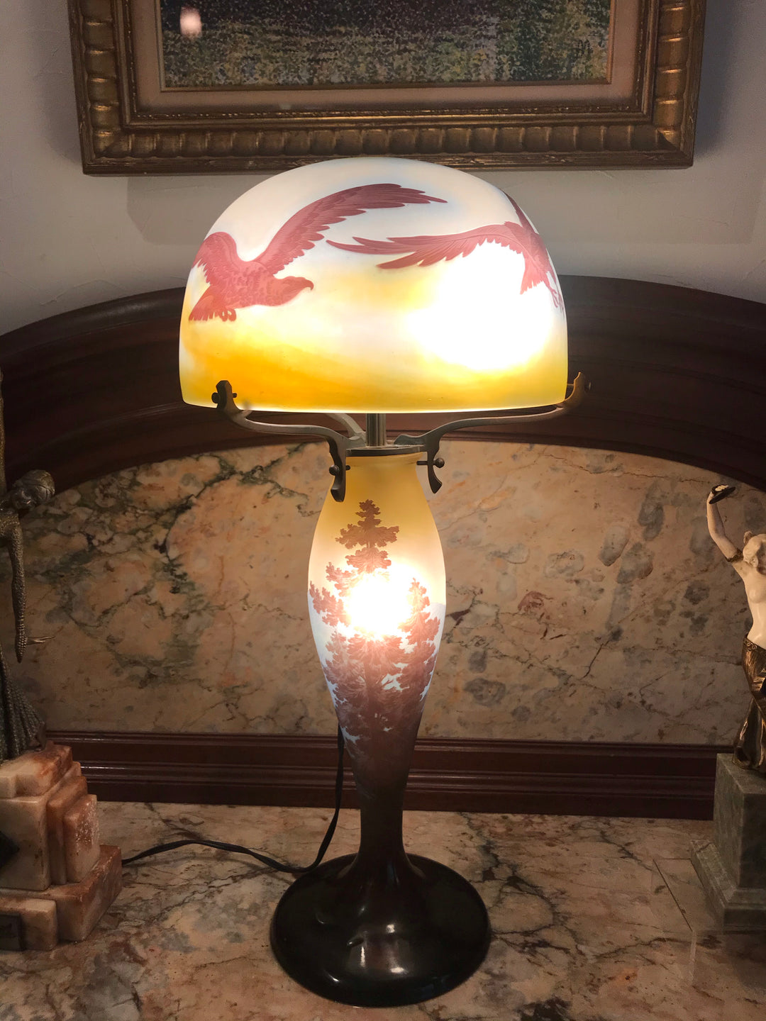 エミールガレ　山岳風景と鷲尾のアールヌーボー時代のアンティークテーブルランプ