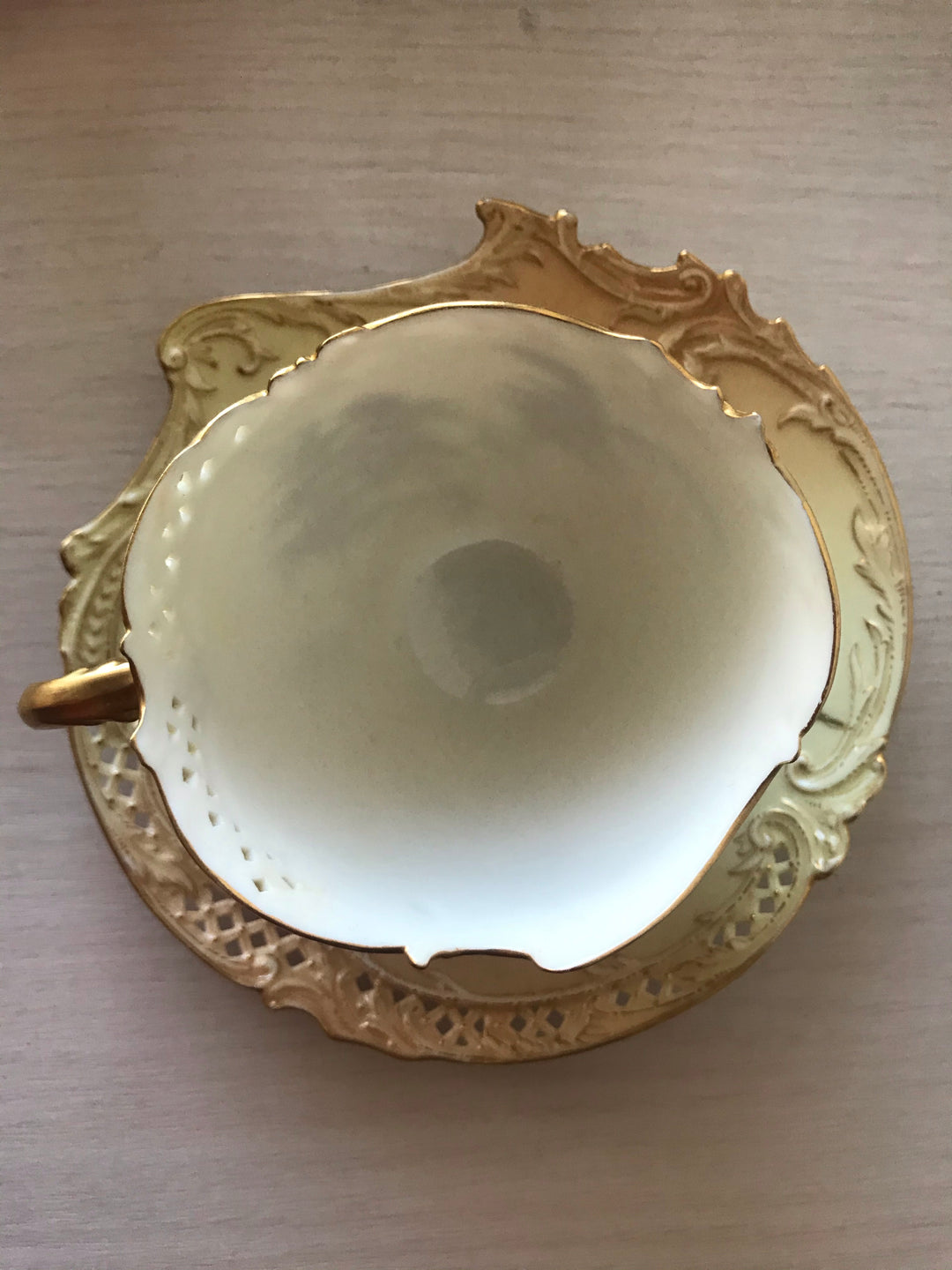 1890年代　アンティーク　ロイヤルウースター　アールヌーヴォーブラッシュアイボリー　網目模様　手描き絵付け　カップとソーサーのセット