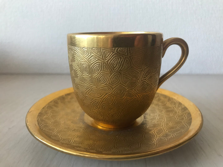 コールポート　幾何学模様が描かれた全体ゴールドのデミタスカップ＆ソーサー