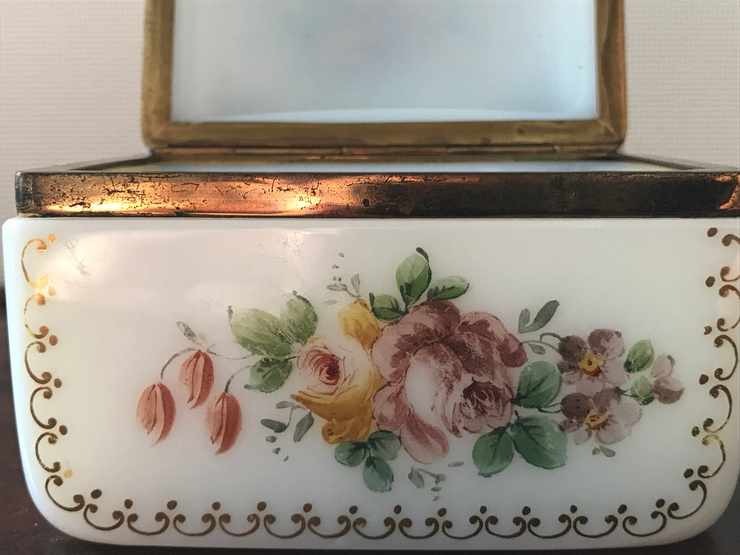 フレンチアンティーク　オパーリンガラス製ジュエリーボックス　手描きの花