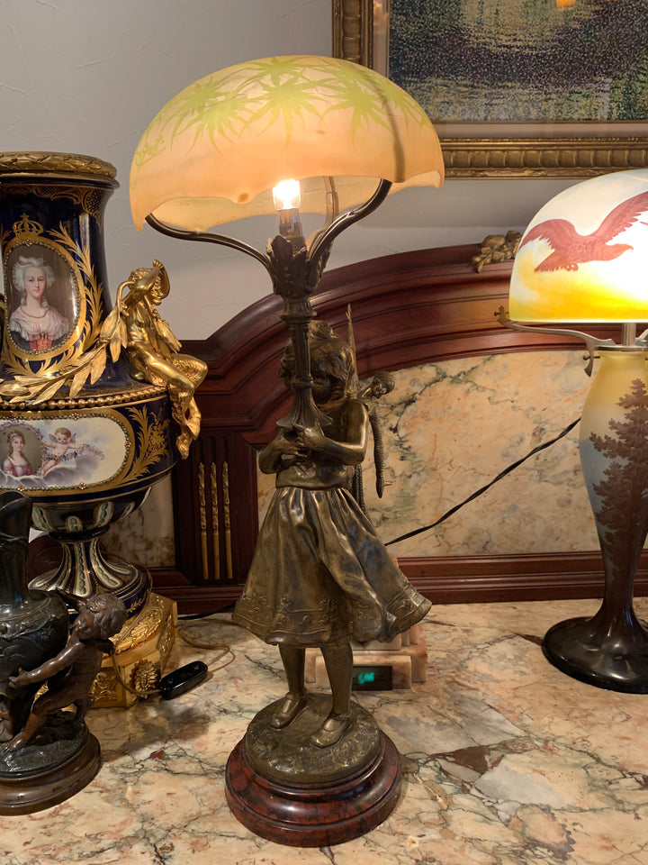 エミールガレ　少女が傘をさしたブロンズランプ（スターガレの時代）