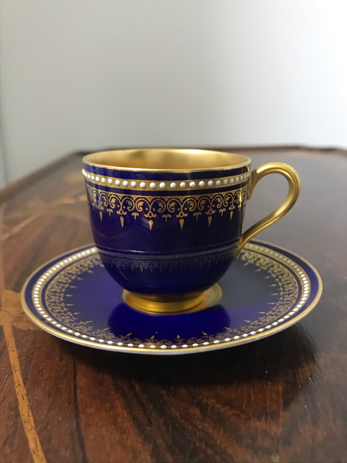 ロイヤルウースター セーブルの青と金彩とジュエルのデミタスカップ