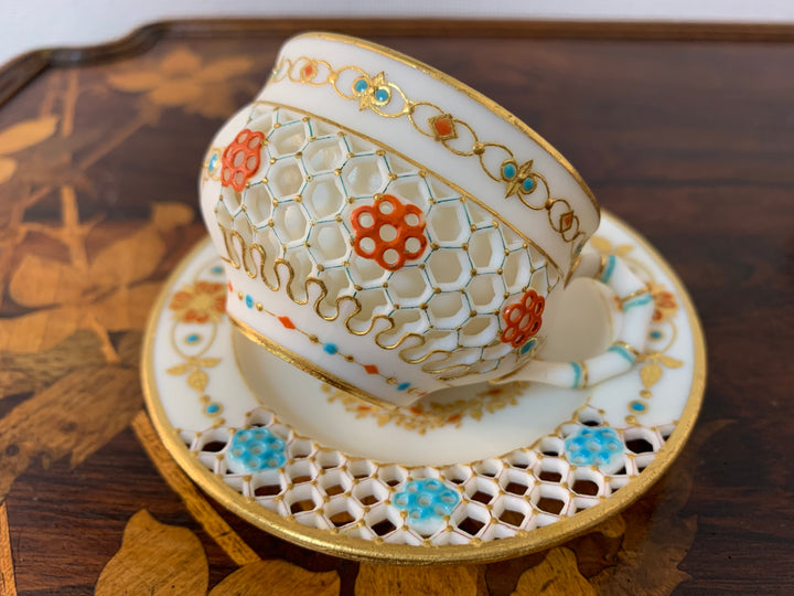 ロイヤルウースター　透かし技法（ピアス技法）のデミタスカップ　パリアン磁器