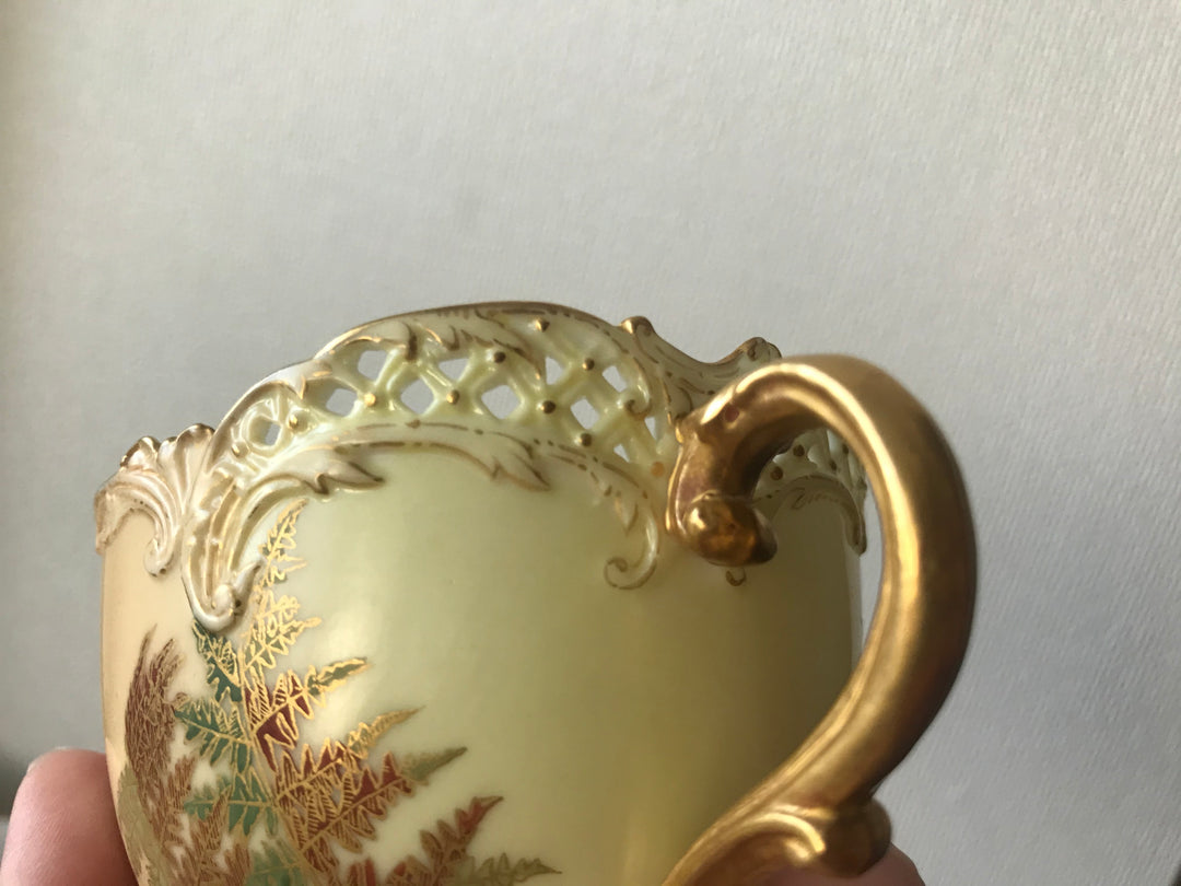 1890年代　アンティーク　ロイヤルウースター　アールヌーヴォーブラッシュアイボリー　網目模様　手描き絵付け　カップとソーサーのセット