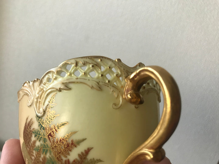 1890年代　アンティーク　ロイヤルウースター　アールヌーヴォーブラッシュアイボリー　網目模様　手描き絵付け　カップとソーサーのセット