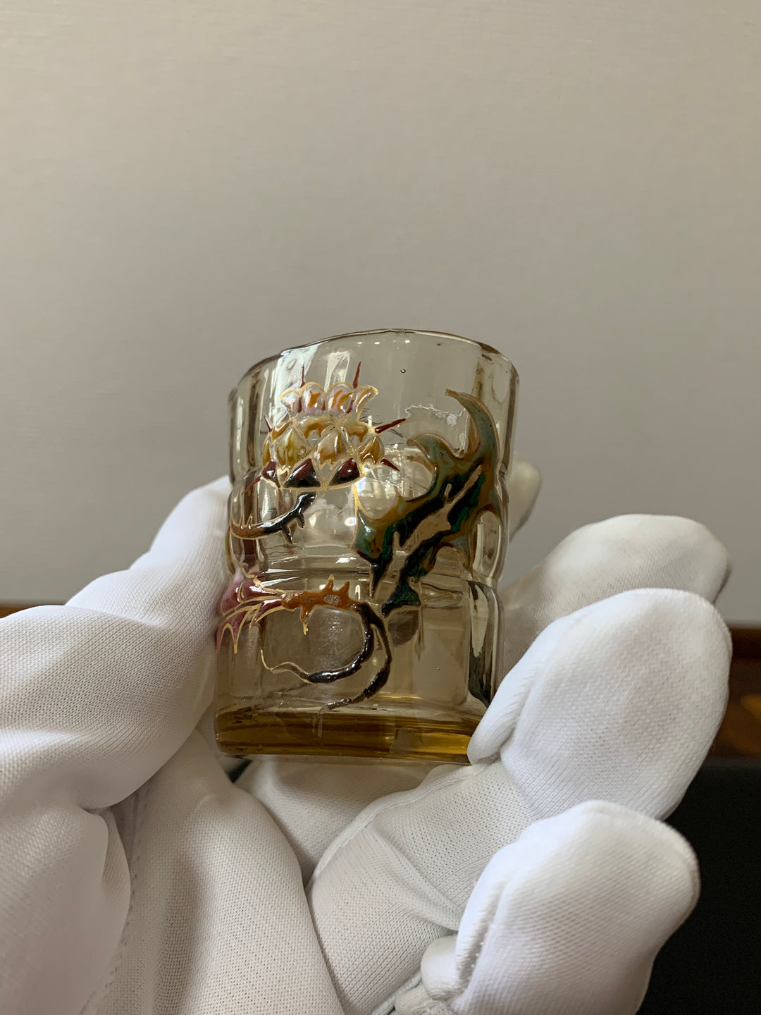 エミールガレの初期作品　エナメルガラスが使われたアザミのリキュールグラス