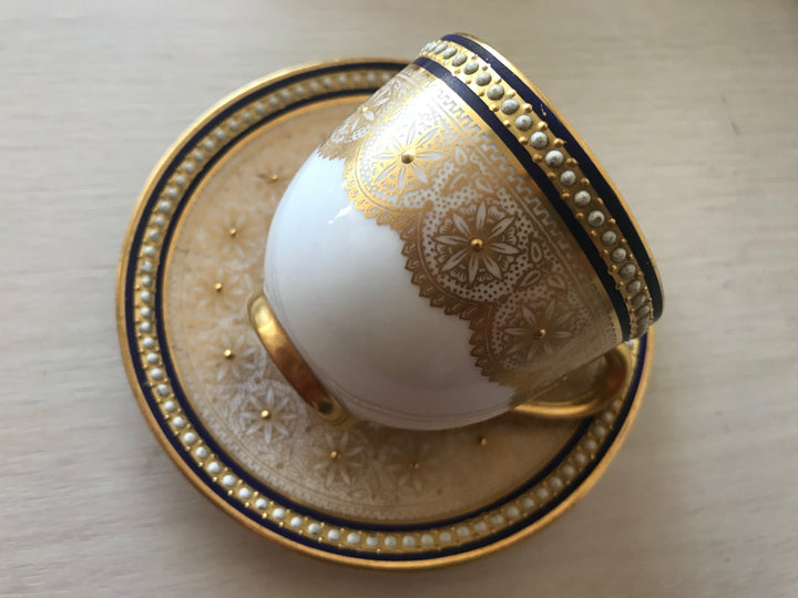 ロイヤルウースタージャポニズム　金彩の家紋とジュエルのデミタスカップ＆ソーサー