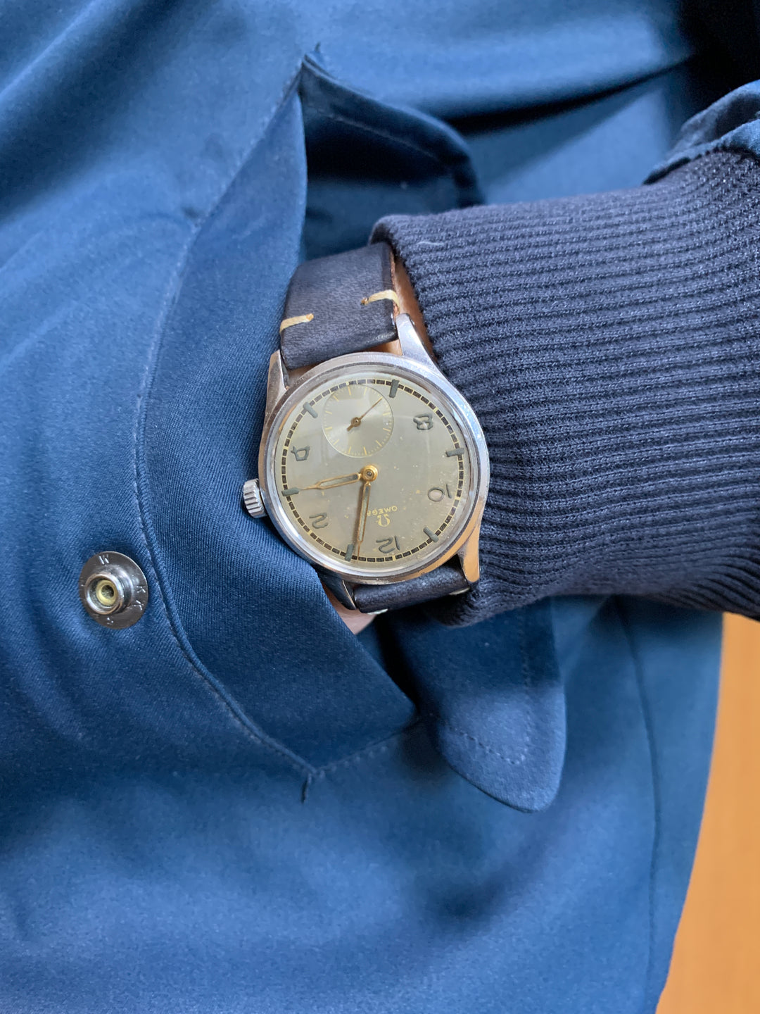 ヴィンテージ　オメガ　スウェーデン向けグレーダイヤル腕時計