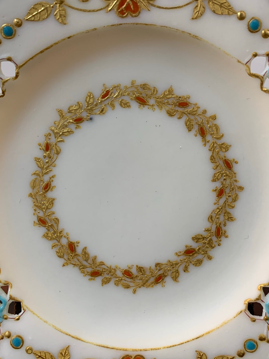 ロイヤルウースター　透かし技法（ピアス技法）のデミタスカップ　パリアン磁器