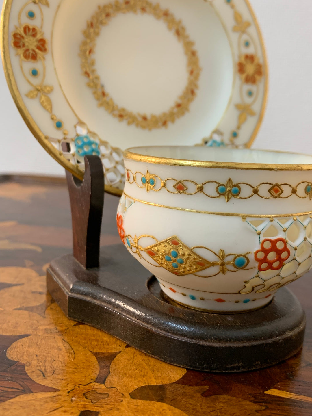 ロイヤルウースター　透かし技法（ピアス技法）のデミタスカップ　パリアン磁器