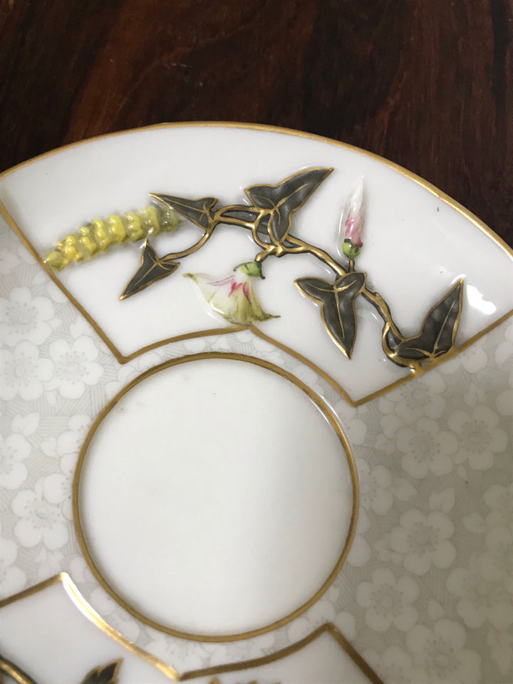 ロイヤルウースター　ジャポニズム　手描き 浮き彫りの花・小麦・金色の縁取り　ティーカップ＆ソーサー