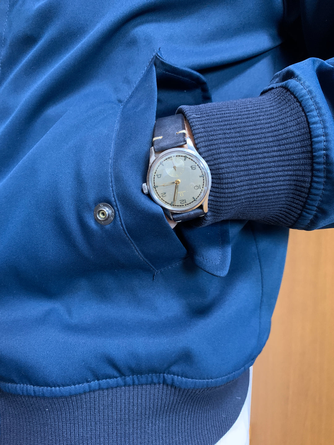 ヴィンテージ　オメガ　スウェーデン向けグレーダイヤル腕時計