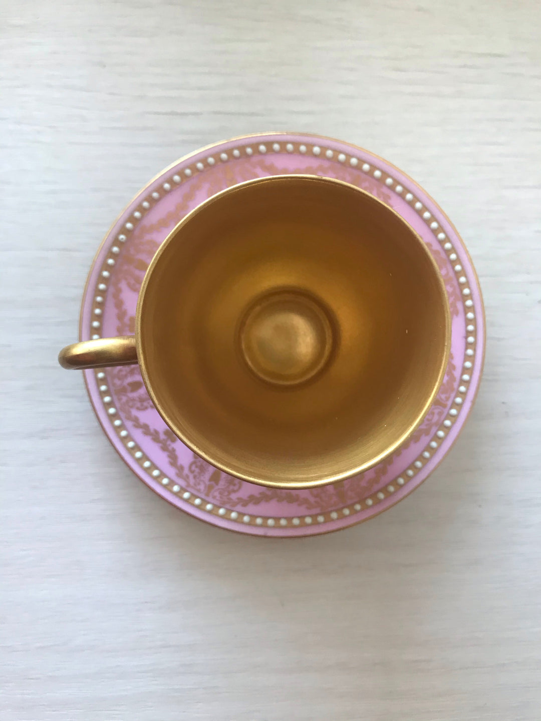 ロイヤルウースター　ピンク下地に白いジュエルのデミタスカップ＆ソーサー