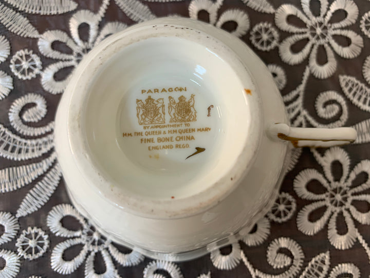 パラゴン（paragon）食器　ライムグリーンとブルームのティーカップ&ソーサー