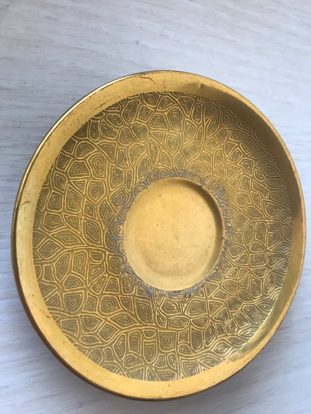 コールポート　幾何学模様が描かれた全体ゴールドのデミタスカップ＆ソーサー