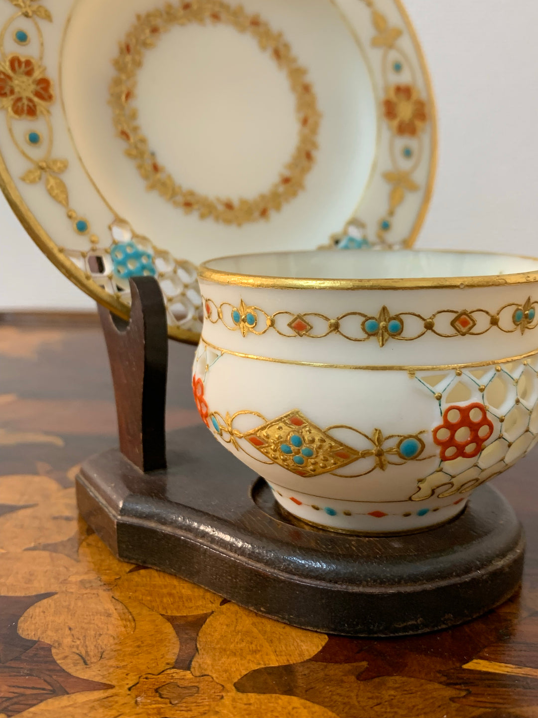 ロイヤルウースター　透かし技法（ピアス技法）のデミタスカップ　パリアン磁器