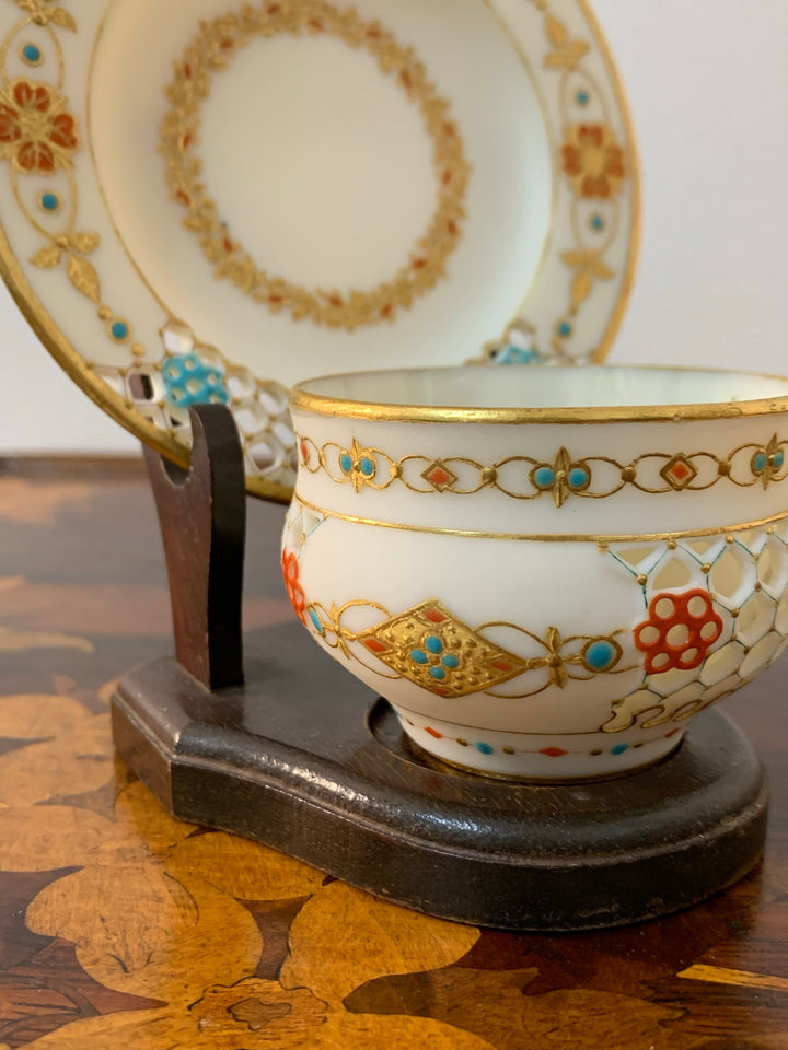 ロイヤルウースター　透かし技法（ピアス技法）のデミタスカップ　パリアン磁器