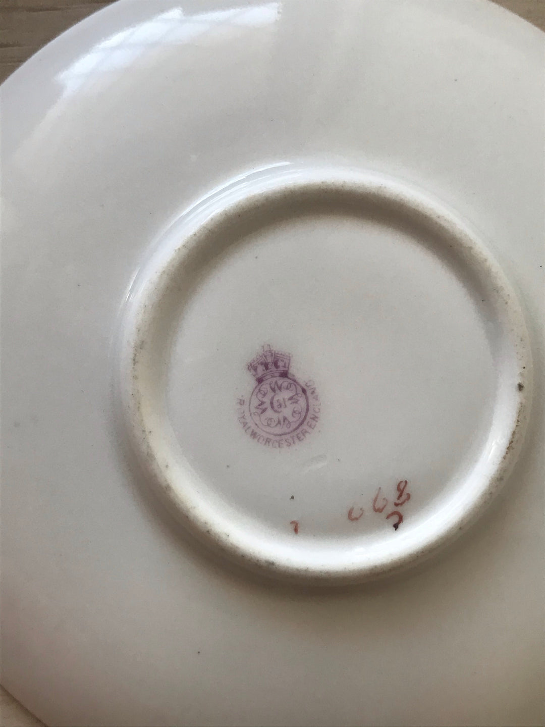 ロイヤルウースター　ピンク下地に白いジュエルのデミタスカップ＆ソーサー