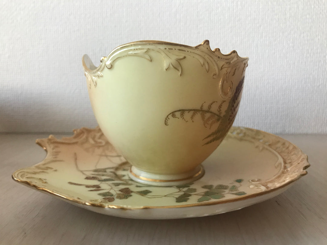 1890年代　アンティーク　ロイヤルウースター　アールヌーヴォーブラッシュアイボリー　網目模様　手描き絵付け　カップとソーサーのセット