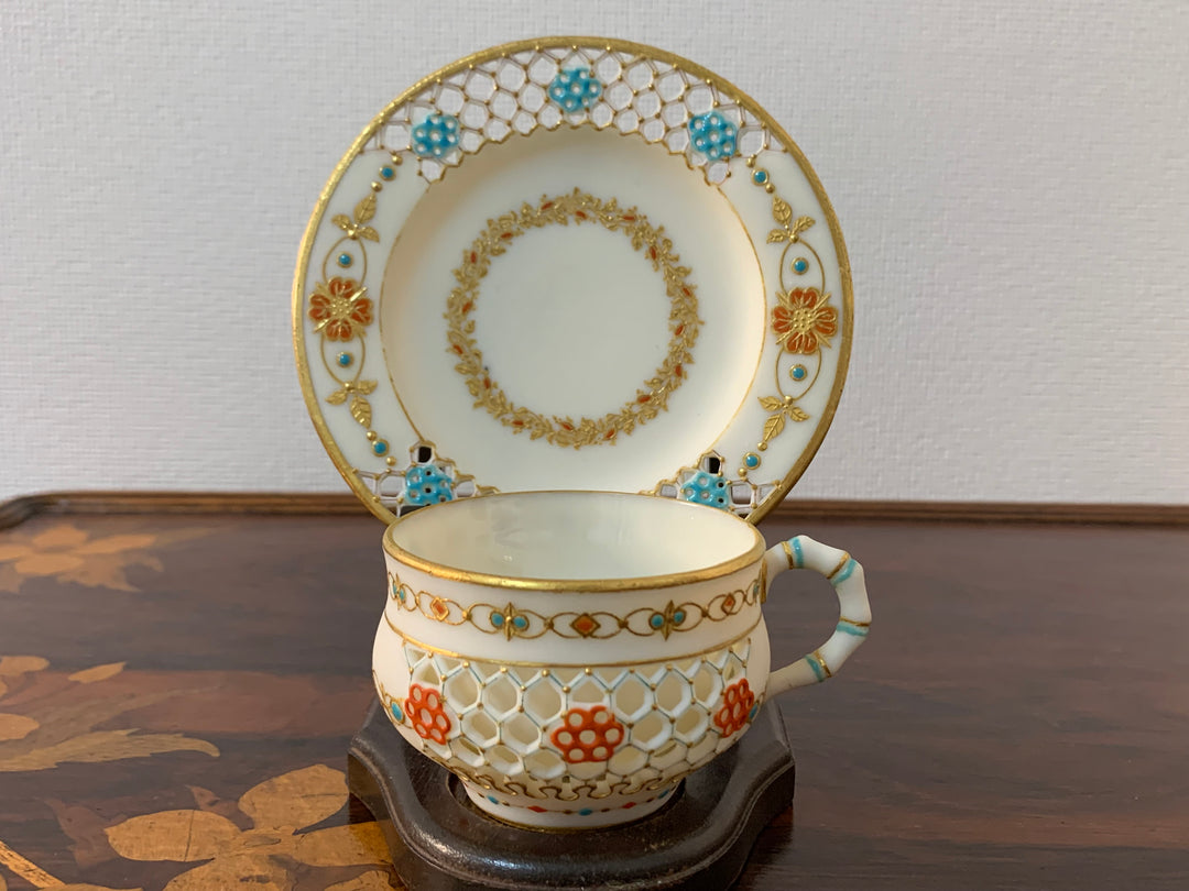 ロイヤルウースター　透かし技法（ピアス技法）のデミタスカップ　パリアン磁器